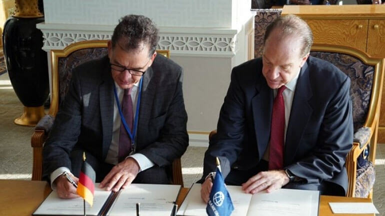 World Bank President David Malpass and German Development Minister Gerd Muller sign an agreement.