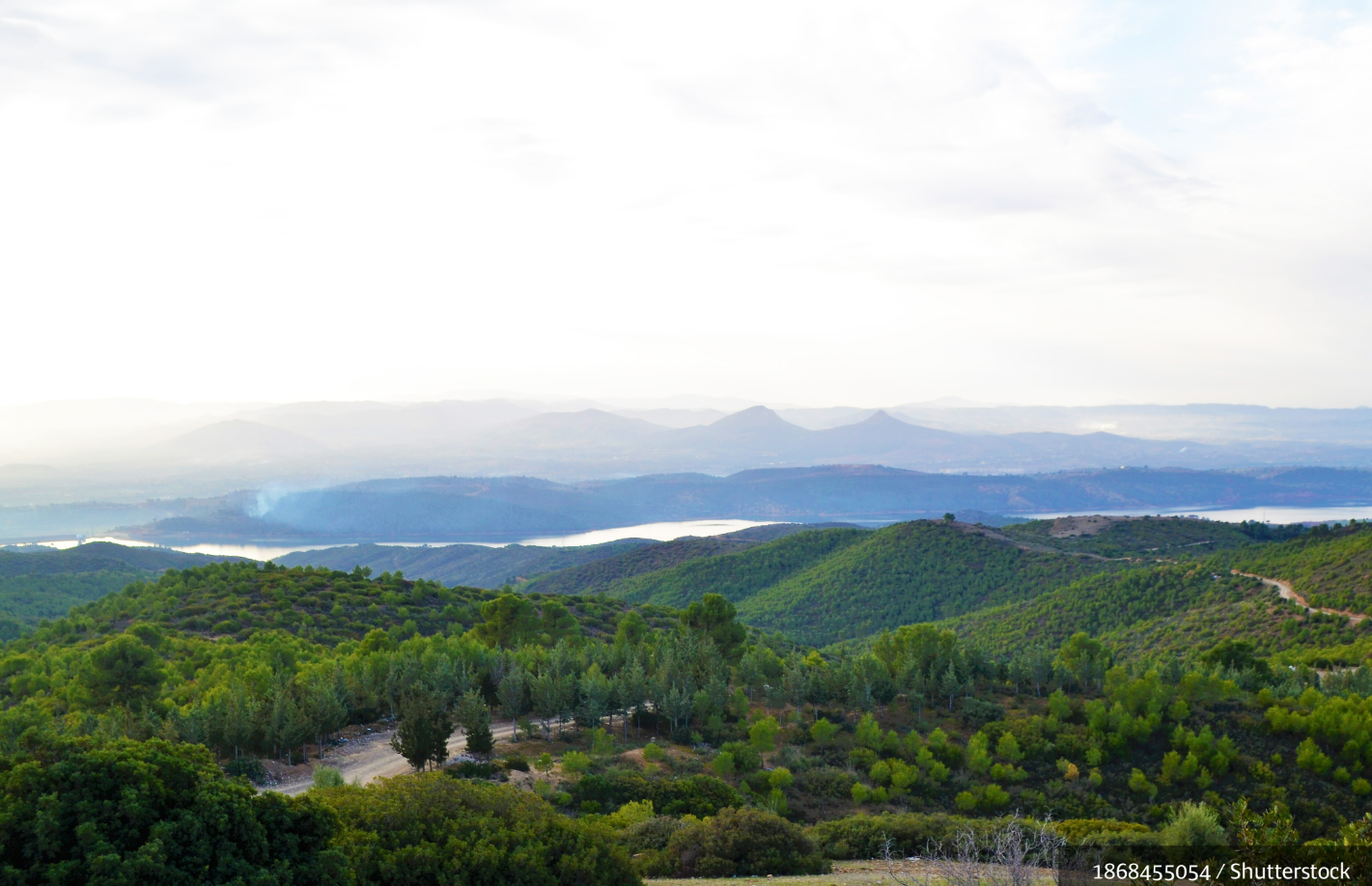 View over Tikjda national park and Lake Algeria (Shutterstock / Eyad Al Hakeem)